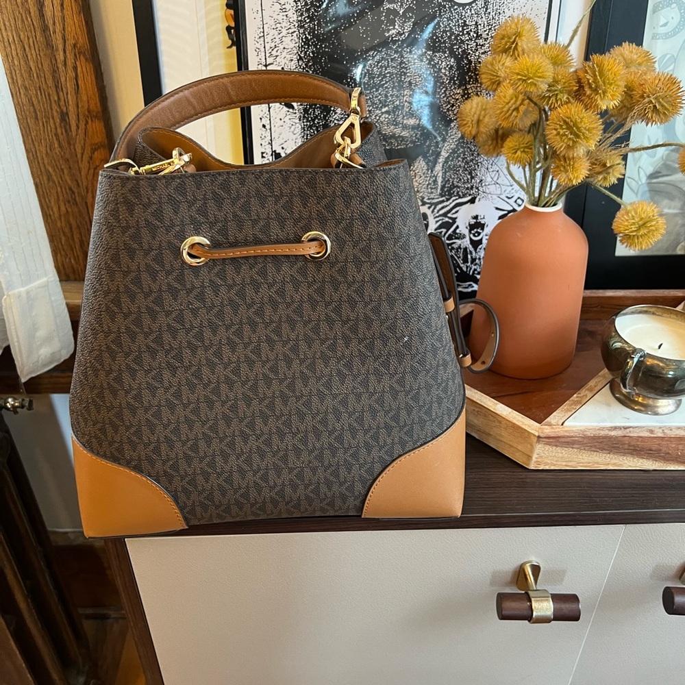 MICHEAL KORS Mercer Small Logo Bucket Bag - Picture 3 of 5
